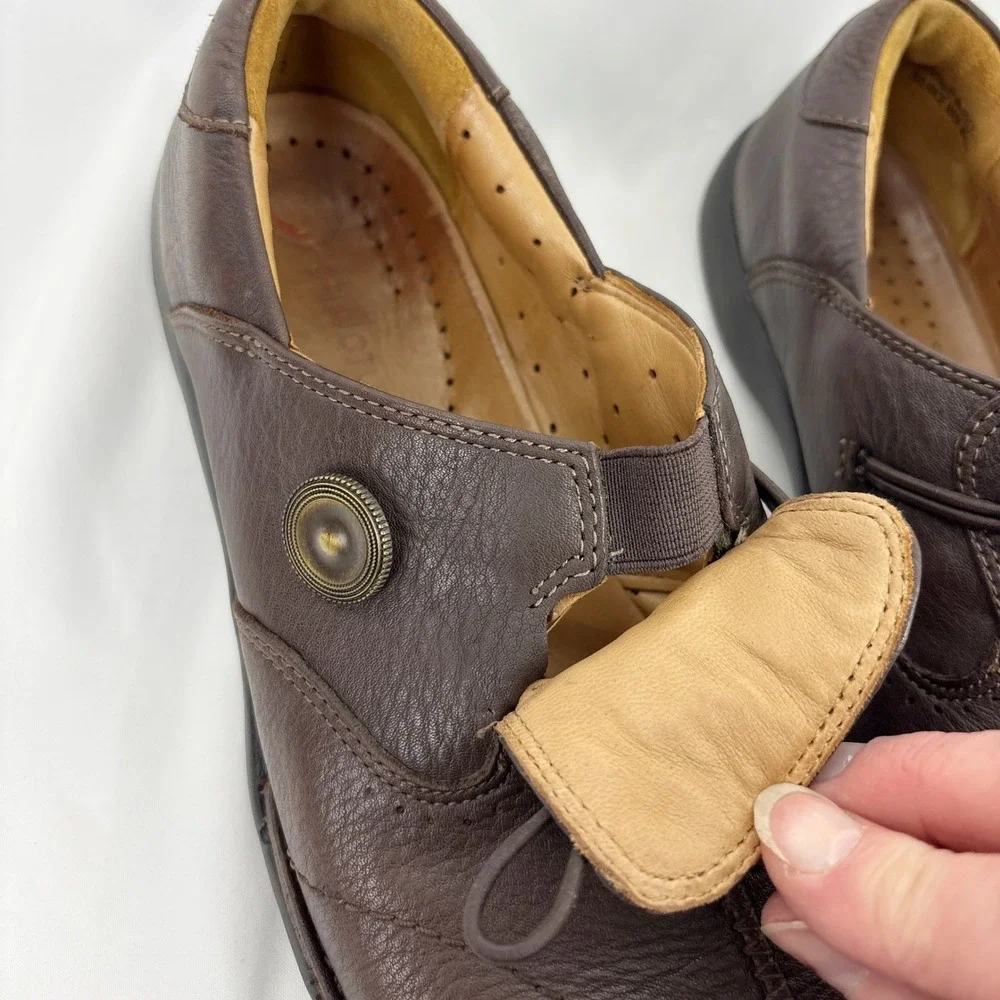 Clarks Unstructured Brown Leather Slip-On Comfort Shoes Womens 8.5 Button Detail